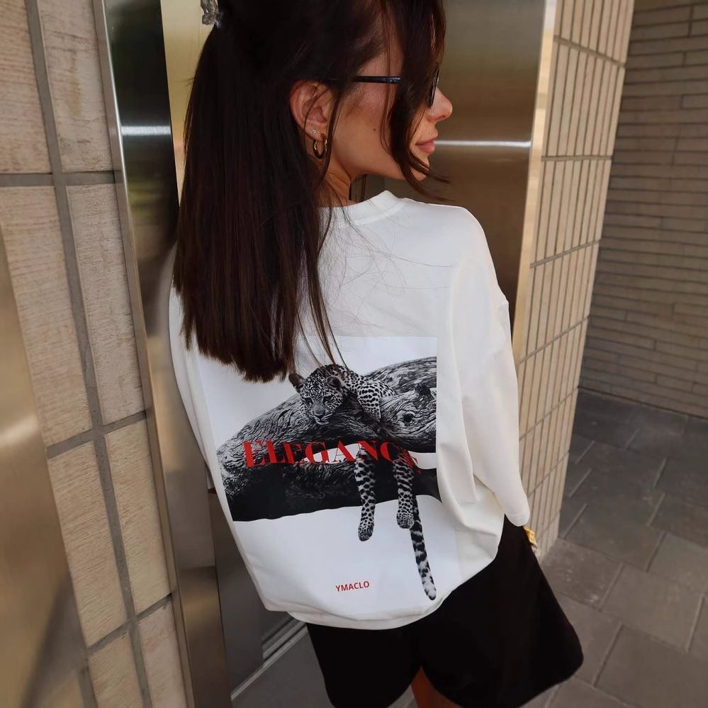 Minimalistisches weißes T-Shir – Streetwear Brand Graphic Designer Bewertung und Preis